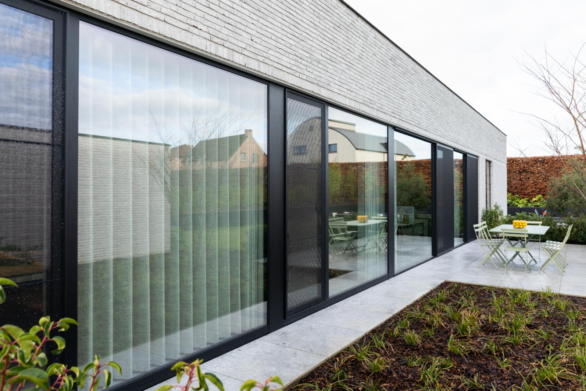aluminium schuiframen met zicht op terras en tuin