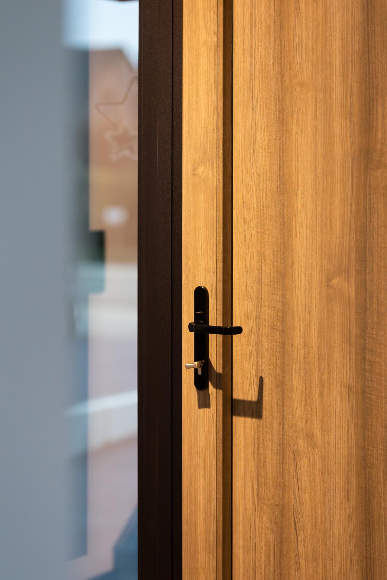 houten deur met strakke afwerking en modern beslag