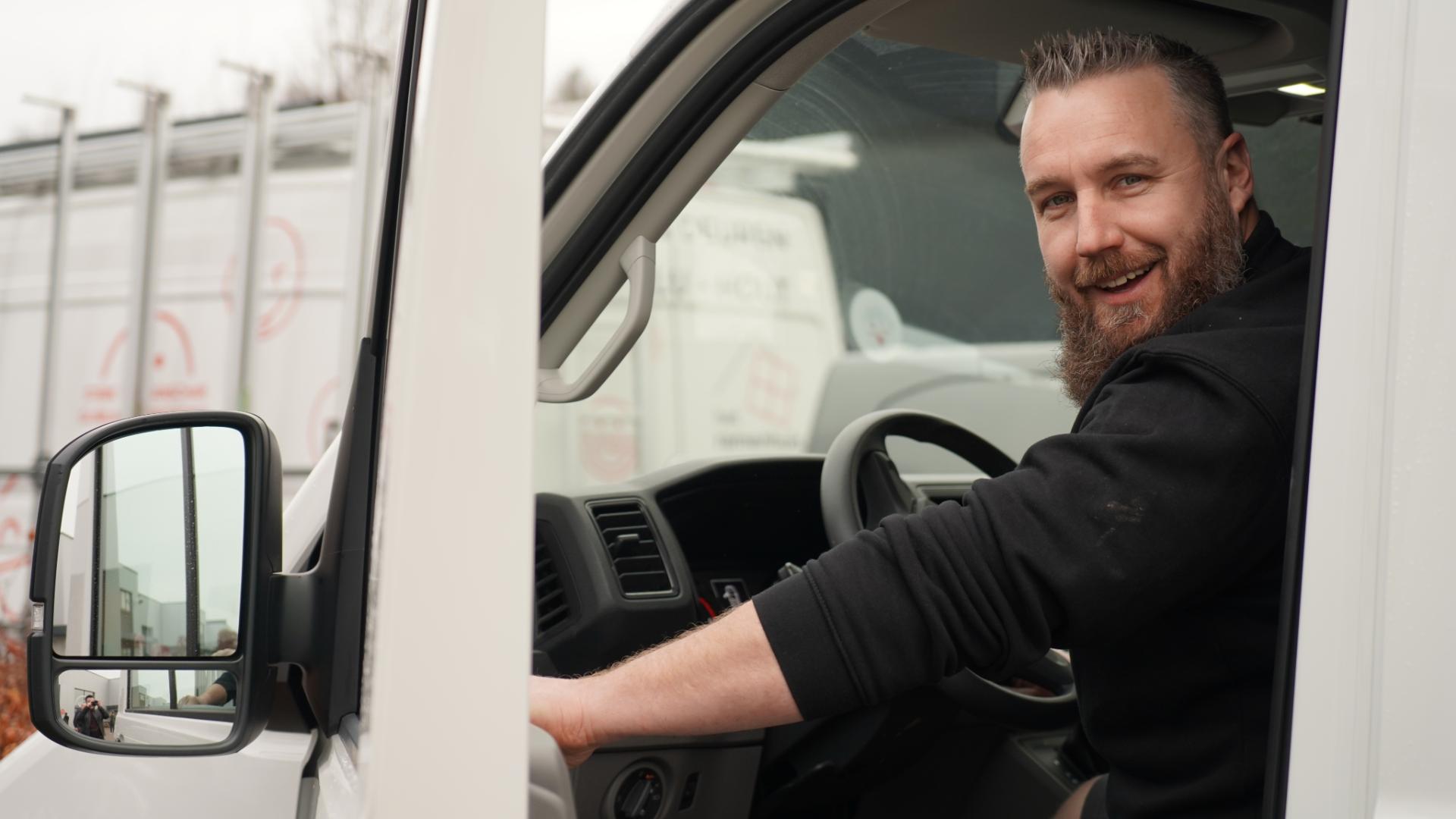 Plaatsing Ramen Deuren Vakman Bestelwagenvakman van Het Ramenhuis vertrekt voor plaatsing ramen en deuren
