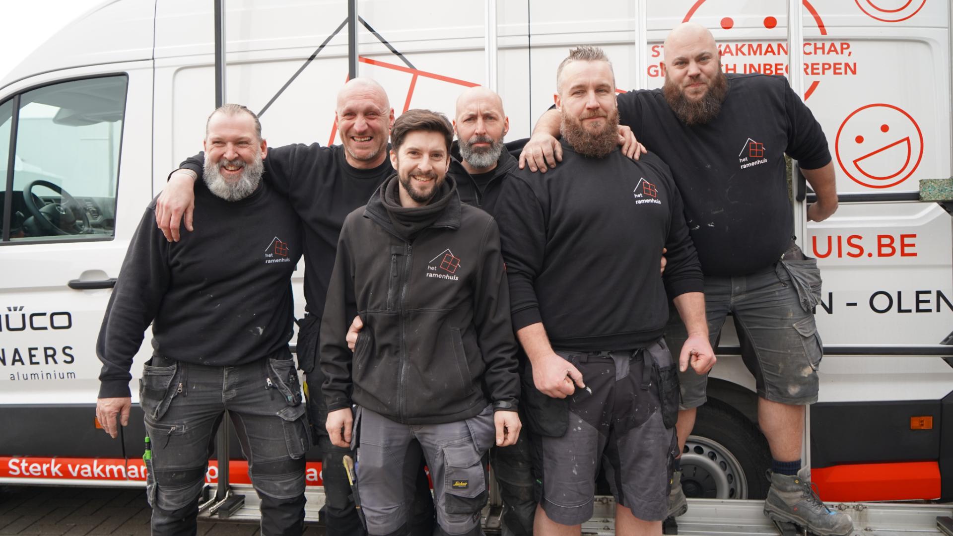 collega's van Het Ramenhuis lachen samen op de werf