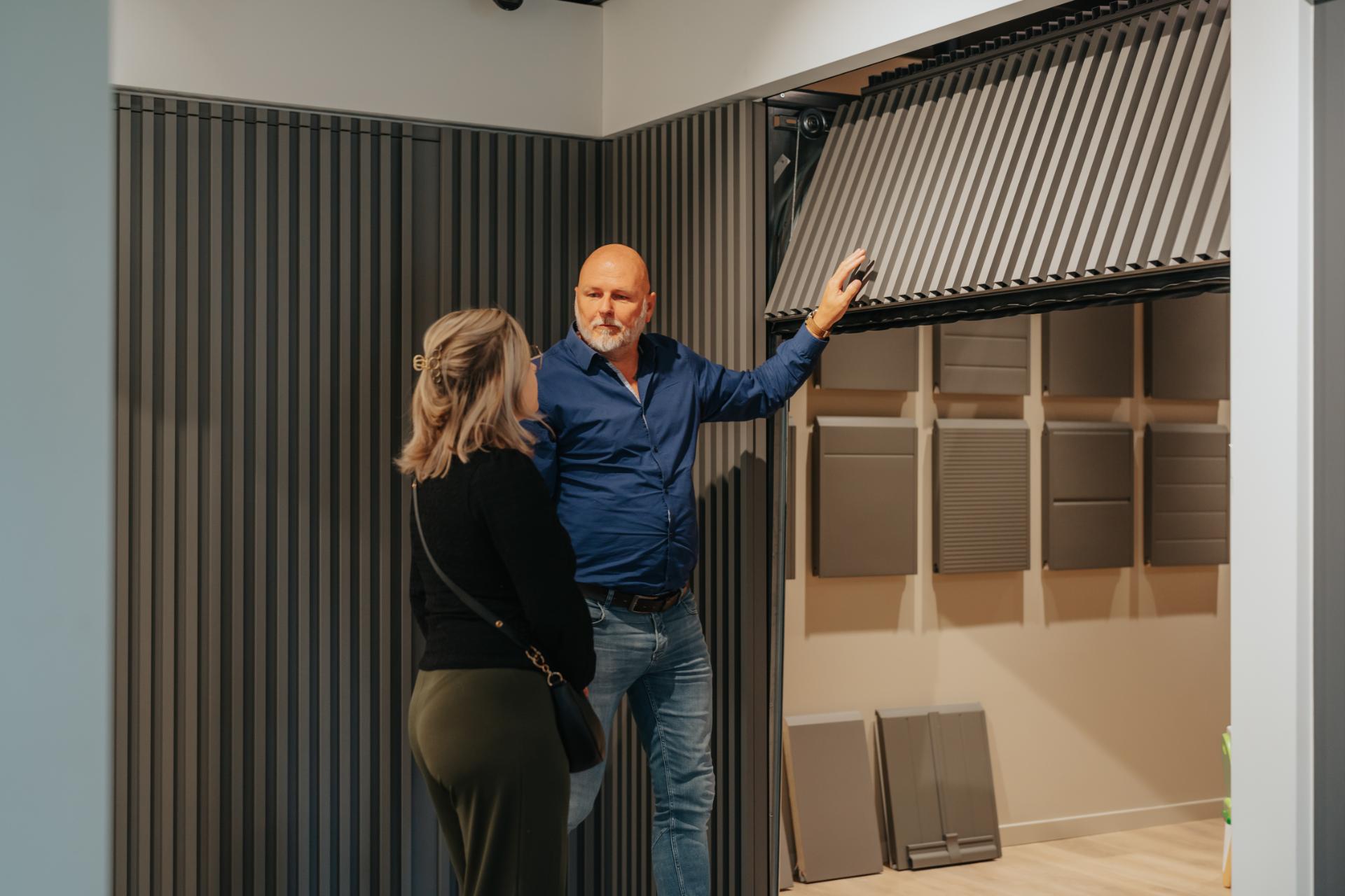 Klant krijgt advies over gevelpanelen en wandafwerking