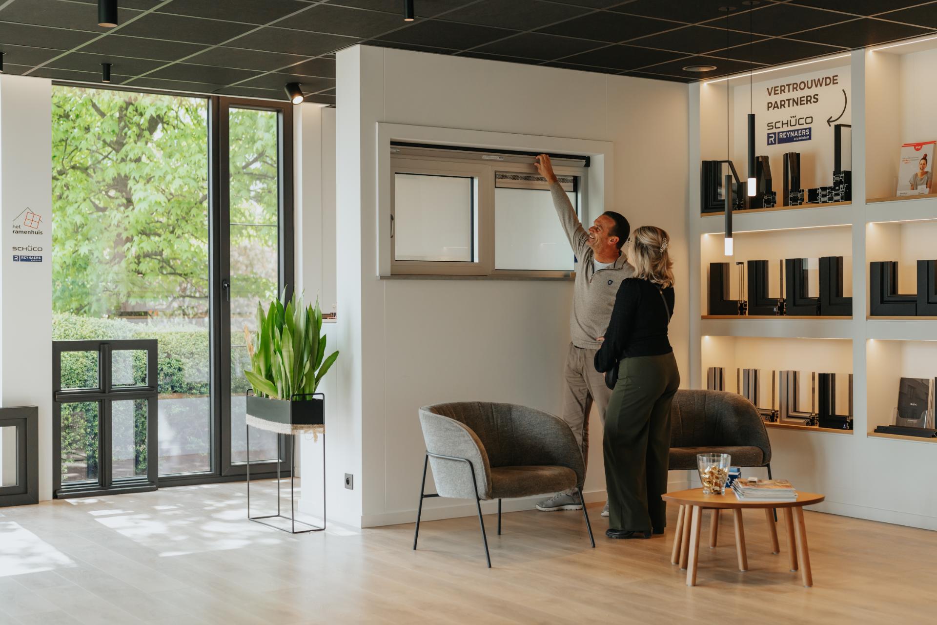 Adviseur toont ventilatierooster op aluminium raam